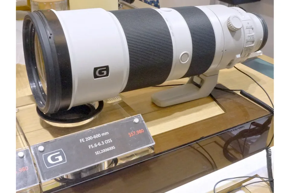 Sony FE 200-600mm F5.6-6.3 G OSS photographed on display in a Sony store; not a Senkōra field test