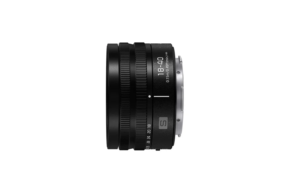 Official Panasonic photograph of LUMIX S 18-40mm F4.5-6.3, S-R1840